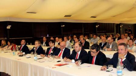 Asistentes a la asamblea celebrada ayer en el hotel Don Carlos de Huarte.