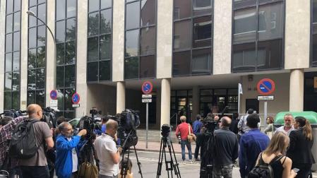 Shakira evita la puerta principal al llegar al juzgado pese a la orden de la juez