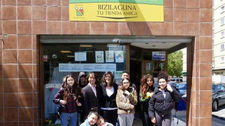 Alumnos de Cuatrovientos crean una tienda de ropa en un proyecto solidario