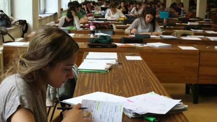 Imagen de archivo de estudiantes en una biblioteca.