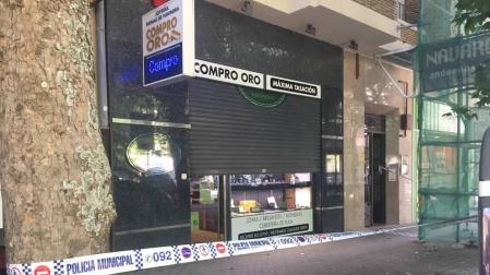 Roban a mediodía en una joyería de Pamplona con un butrón en un portal