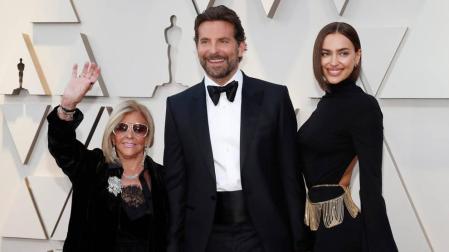 El actor Bradley Cooper junto a su madre y su pareja Irina Shayk en la alfombra roja de los Oscar