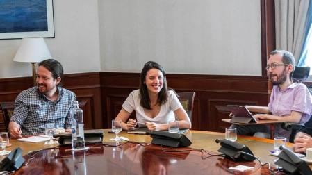El secretario general de Podemos, Pablo Iglesias (i), el aún secretario de Organización de Podemos, Pablo Echenique (d), y la 'número dos' del partido, Irene Montero (c) durante la reunión de la mesa política Confederal para las negociaciones de Gobierno, este viernes en Madrid.