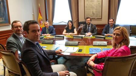 Principio de acuerdo entre PP y Vox para ayuntamientos donde suman sin apoyos