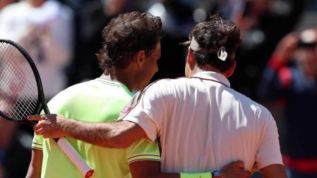 Federer felicita a Nadal tras el partido.