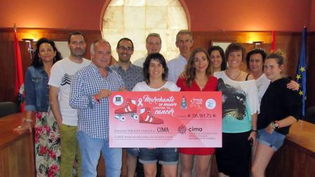 Momento de la entrega del cheque a representantes del CIMA en el salón de plenos de Murchante.