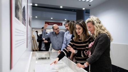 Visitantes de la exposición 'Salvados de la quema: procesos judiciales como testimonio de una época'.