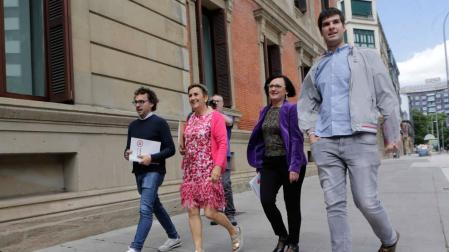 Desde la izquierda, Txema Mauleón, Marisa de Simón, Teresa Burgui y Carlos Guzmán, de I-E, llegando al Parlamento.