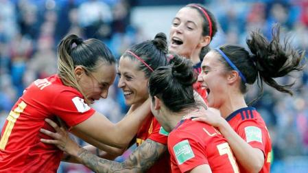 Dos penaltis alivian el debut de la selección española
