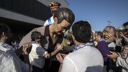 Fotos del chupinazo que da comienzo a las fiestas de Sarriguren a cargo de la Comparsa de Gigantes, cuyos representantes fueron los encargados de encender la mecha del cohete.