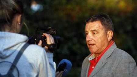 Familiares, amigos y compañeros de profesión despiden este sábado, en el Tanatorio de la M-30 de Madrid, al director de cine y televisión Narciso Ibáñez Serrador, fallecido el viernes a los 83 años.