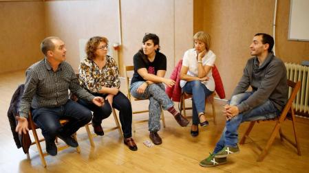 Vecinos afectados. Desde la izquierda, Óscar Santesteban Resano; Asun Chueca; Amaia Barrena Arana, María Ángeles García Medina y David San Miguel Raimundi, durante la asamblea de ayer.