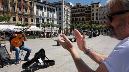 El paseante que camina sin prisa por esta plaza sin castillo descubre un lienzo de vidas. Un mundo de contrastes. Desde el cielo, se asemeja a una pantalla gigante donde la gente entra y sale. Así es un día cualquiera en su corazón