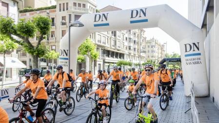 Pelotón naranja de paseo por Pamplona en el Día de la Bicicleta