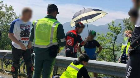 Motorista herido al caer y chocar contra una bionda en la NA-7500