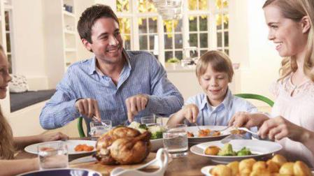 Una familia, durante la comida