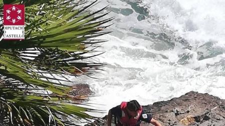 Rescatan a cinco menores atrapados en una cala de Oropesa