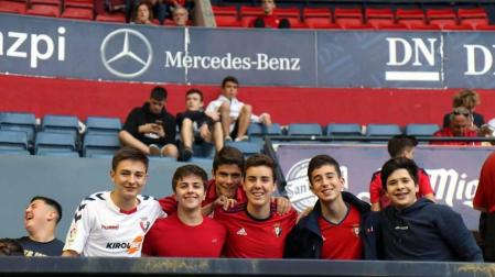 Fotos del búscate en la grada del Osasuna 1 - 0 Oviedo