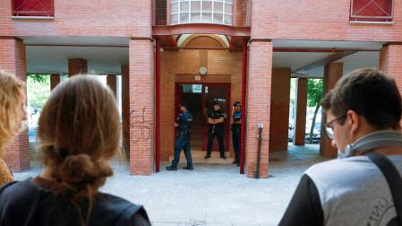 Policías custodian la vivienda de Aranjuez desde la que se produjo el tiroteo.
