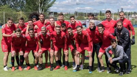 Plantilla y cuerpo técnico de Osasuna, tras el último entrenamiento de la temporada en Tajonar.