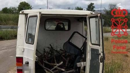 Interior de la furgoneta en la que se llevaban los postes de hierro y alambres de una viña