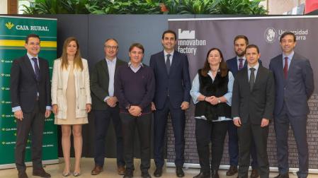 Los premiados, junto a representantes de Caja Rural y la Universidad de Navarra, durante el acto de entrega.