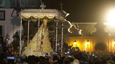 Inicio Procesión de la Virgen tras el salto de la Reja Virgen del Rocío.