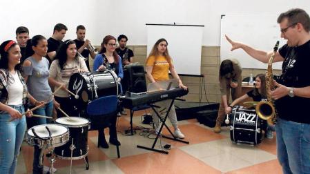 El profesor de saxofón y director de la 'Iruña Jazz Brass Band' dirige a personas con discapacidad auditiva, en el civivox Jus la Rocha.