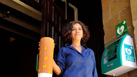 Maribel Tena, con el contenedor de cigarrillos y chicles.