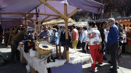 La ciudad celebra desde este fin de semana la novena edición del Mercado Medieval de los Tres Burgos, que traslada a pamploneses y foráneos a la Pamplona de hace 592 años, cuando los tres burgos se unieron.