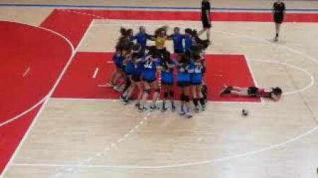 Las jugadoras del Uharte celebran el título