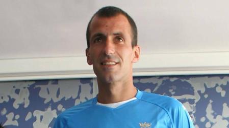Dos equipaciones, la segunda de color azul