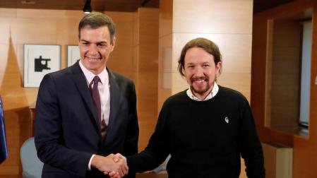 El presidente del Gobierno en funciones, Pedro Sánchez, y el líder de Podemos, Pablo Iglesias, durante la reunión para recabar apoyo a la investidura