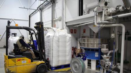Un operario acerca con un palé con producto en la planta de Harivenasa, en Noáin.