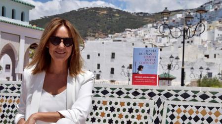 María Dueñas posa junto a su libro,durante su viaje a Tetuán.