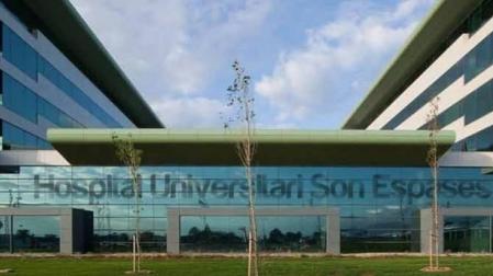Hospital Universitario de Son Espases donde está ingresado el niño herido con las hélices de una embarcación