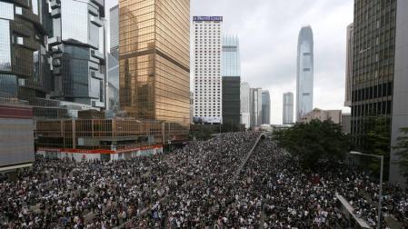 Miles de manifestantes se oponen a las enmiendas a la ley de extradición en Hong Kong