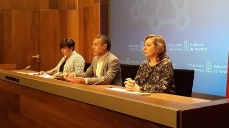 Isabel Elizalde, a la izquierda, junto al vicepresidente de Derechos Sociales, Miguel Laparra y la portavoz del Gobierno de Navarra, María Solana.