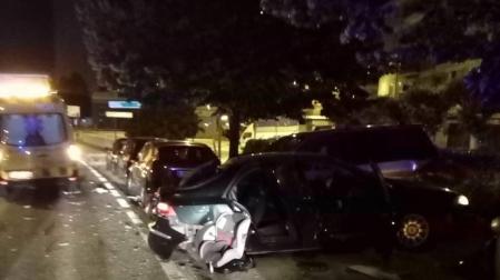 El coche, golpeado en la cuesta de la Avenida de Navarra en San Jorge.