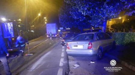 Tres personas han sido heridas leves después de que un camión golpeara el vehículo en el que se encontraban en la avenida de Navarra, en San Jorge (Pamplona). El camión chocó además con otros cinco coches que estaban aparcados, según informa la Policía Municipal.