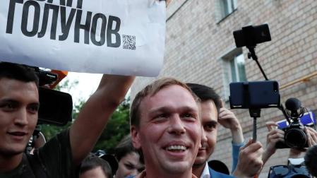 Rusia libera a un periodista detenido tras una inédita movilización social