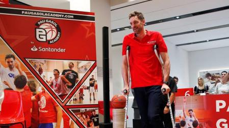 Pau Gasol con muletas, en el acto de presentación de la Pau Gasol Academy by Santander