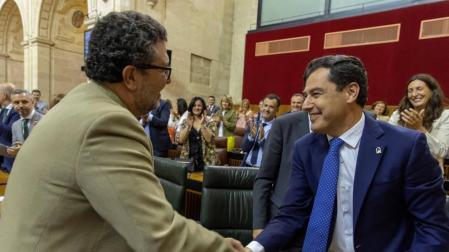 El presidente andaluz, Juanma Moreno, y el presidente andaluz de Vox, Francisco Serrano, tras la decisión de Vox de retirar la enmienda a la totalidad presentada a los presupuestos de 2019 del Gobierno de Andalucía.