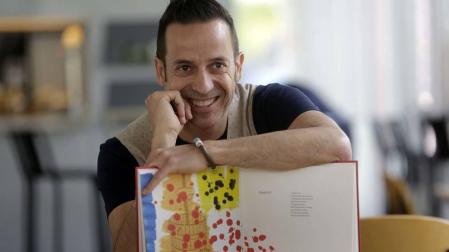 Javier Asiáin: “La poesía necesita a la gente desnuda”
