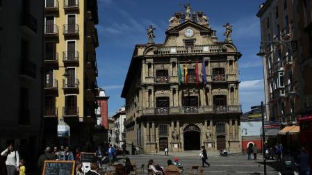 Un colectivo afín a Bildu llamó a concentrarse antes del cambio de hora del pleno de Pamplona