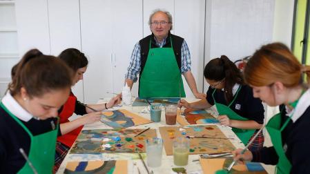 Las alumnas del Colegio Irabia-Izaga pintan junto al artista Juan Carlos Pikabea.
