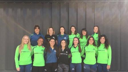 Buena parte del equipo femenino del Grupompleo Pamplona Atlético, al salir hacia Zaragoza.