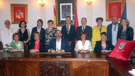 Los miembros de la nueva corporación de Corella, con su alcalde, Gorka García, sentado en el centro.