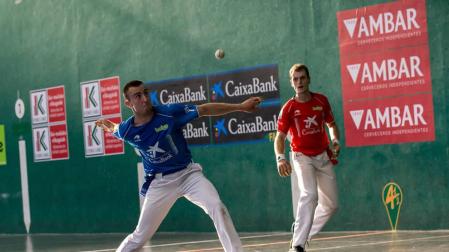 Joanes Bakaikoa se dispone a soltarle a la pelota en presencia de Unai Laso ayer por la tarde en el frontón de Zubiri.