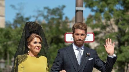 El futbolista sevillano del Real Madrid y la presentadora televisiva se han dado el "sí, quiero" en la Catedral de Sevilla